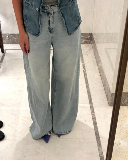 Wide legged baggy light blue jeans 3098
