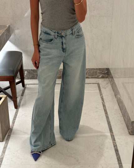 Wide legged baggy light blue jeans 3098